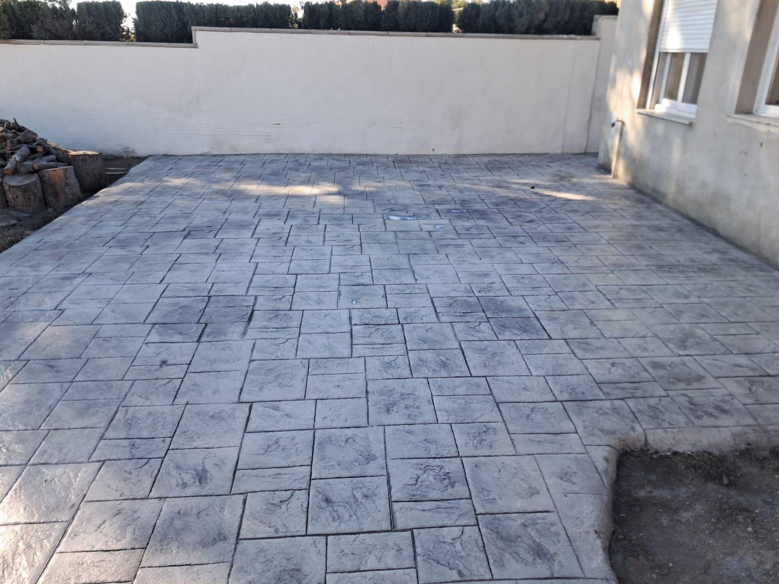 Suelo de hormigón impreso con molde imitación madera y textura realista en terraza exterior