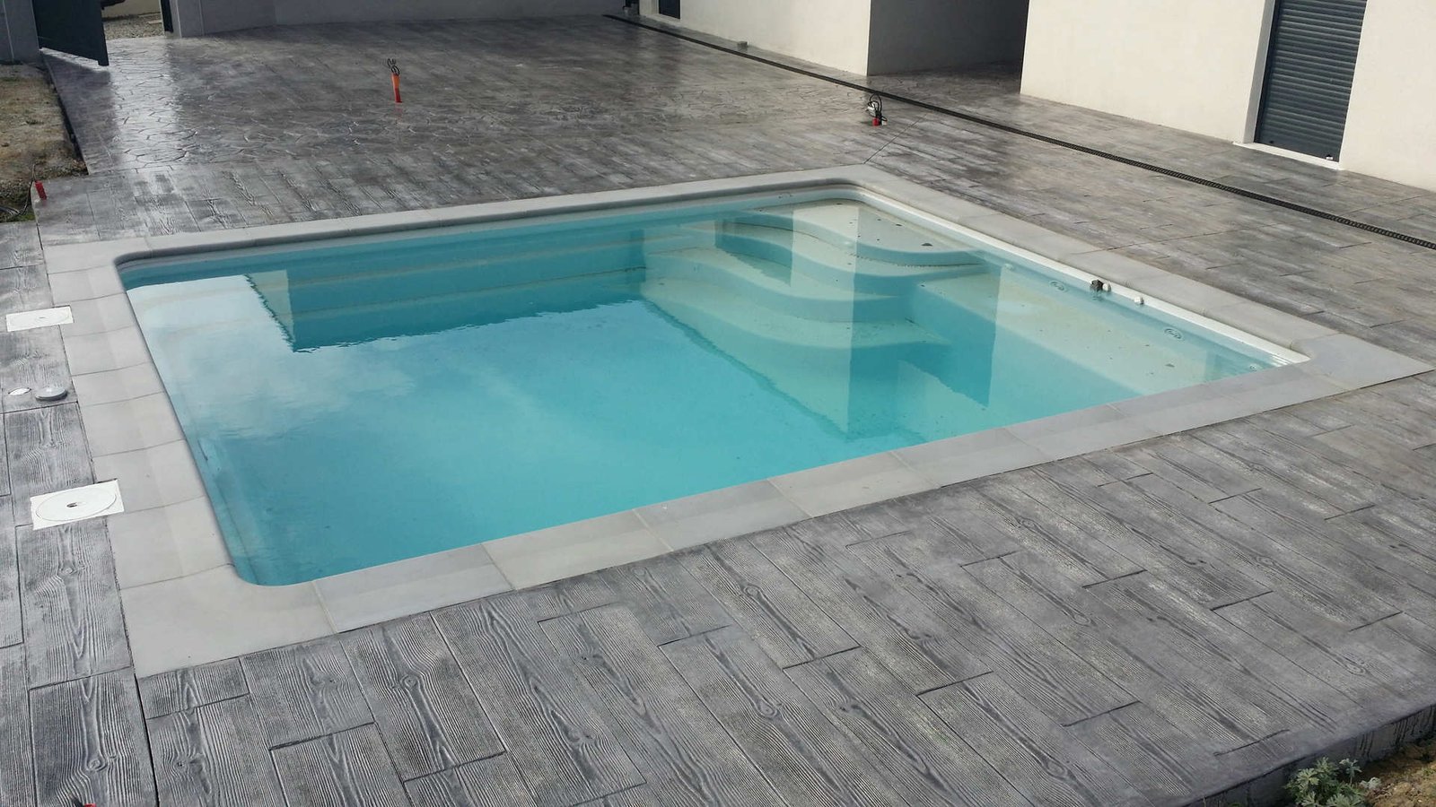 Suelo de hormigón impreso para piscinas imitación madera antideslizante